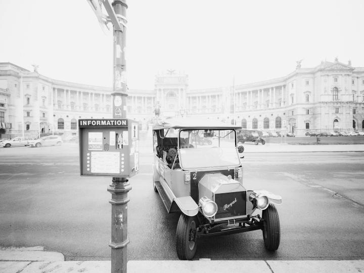 Elektro-Oldtimer vor der Hofburg in Wien